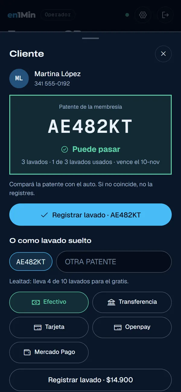 App del operador, ficha del cliente: patente AE482KT en grande y semáforo verde Puede pasar.